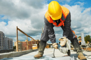 Constructor Trabajando en edificio nuevo