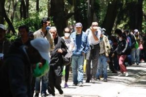 Personas haciendo fila