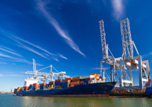 Contenedores siendo cargados en barcos